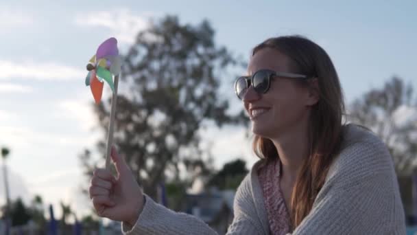 Retrato de mulheres felizes bonito se divertindo com pinwheel — Vídeo de Stock