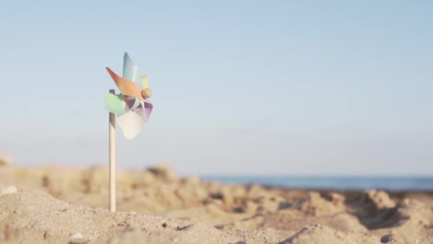 Pinwheel toy against blue sky. summer concept. — Stock Video