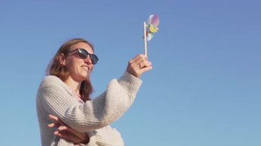 Yavaş çekim mutlu bir genç kadın duruyor ve yüzünü gizler