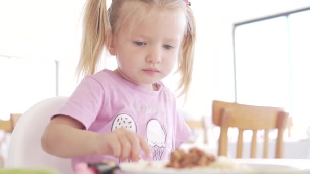 Het kleine meisje eet in het café. — Stockvideo