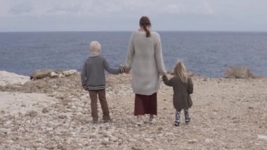 Çocuklu anne denize gidiyor.