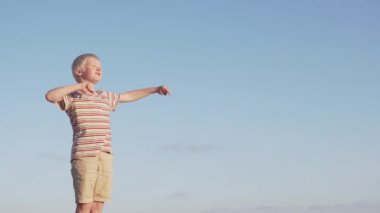 Mutlu çocuk sokakta yürüyor.