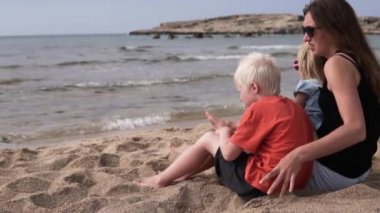 Denize yakın sarılan güzel aile.