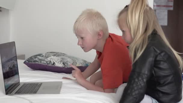 Barn tittar på en tecknad film på datorn — Stockvideo