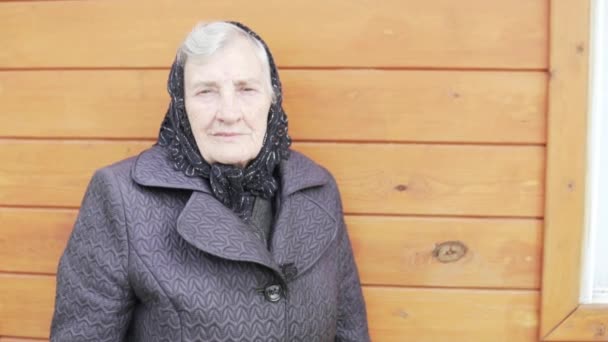 Una vecchia nonna con un velo nero è in piedi in una casa — Video Stock