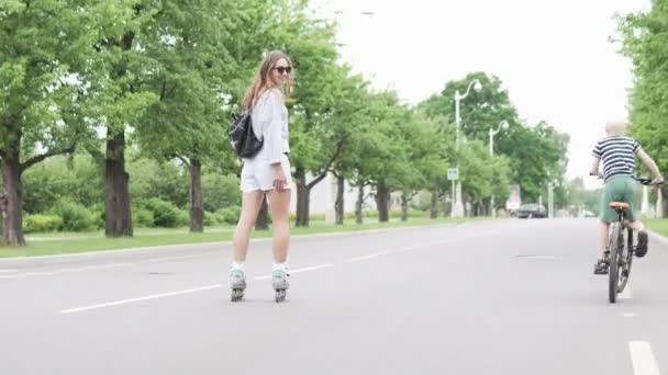 Família de esportes caminha no parque . — Vídeo de Stock