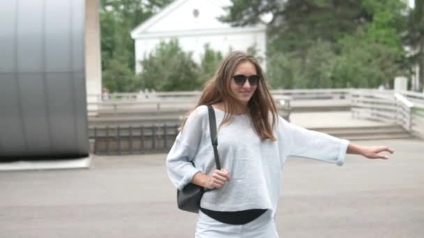 Młoda kobieta jeździ na rolkach w letni dzień w parku — Wideo stockowe