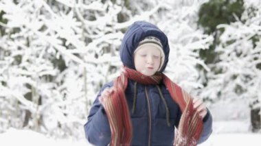Çocuk bir kış için boynuna bir atkı bağlar.