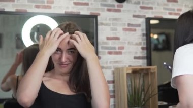 Siyah kaş boyalı komik şişman güzellik salonu ziyaretçi. 