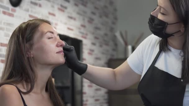 Vrouw in een schoonheidssalon op de procedure voor de oogleden bij de schoonheidsspecialiste — Stockvideo