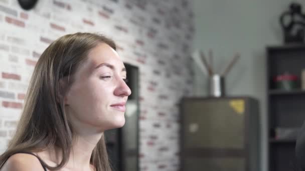 Frau in einem Schönheitssalon. Form und Farbe der Augenbrauen machen — Stockvideo