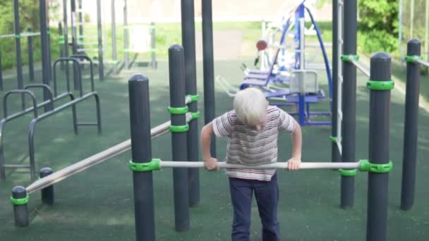 Boy makes a flip ahead on the simulator — Stock Video