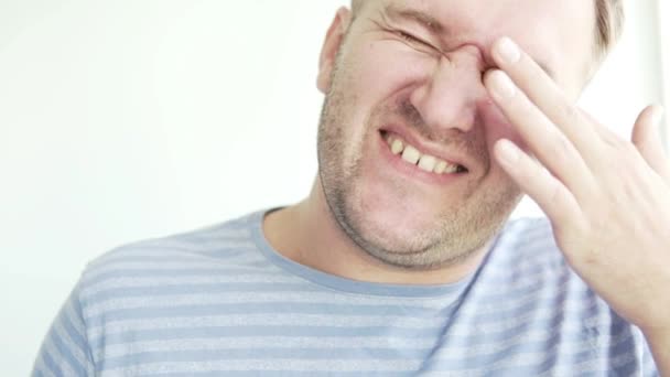 El hombre se ríe. Primer plano de un hombre riendo con cerdas — Vídeos de Stock