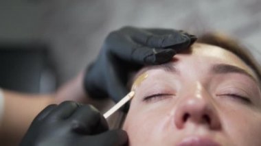 Balmumu ile kaş düzeltme.