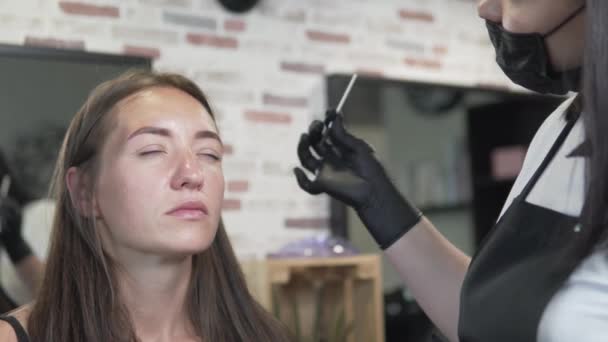 Eyebrow correction in a beauty salon — Stock Video