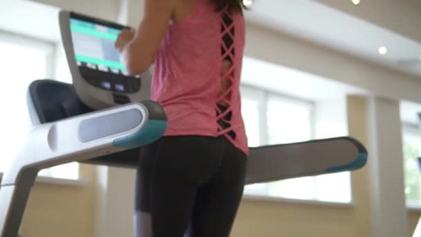 Frau joggt auf Laufband im Fitnessstudio — Stockvideo