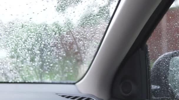 Deszcz kapie na przedniej szybie szyby samochodu — Wideo stockowe