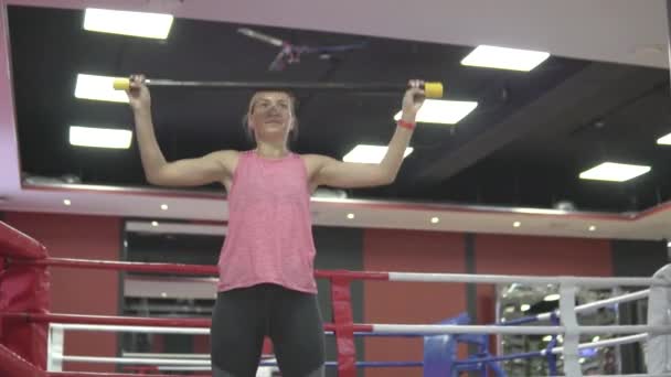 Woman trains in the gym. — Stock Video