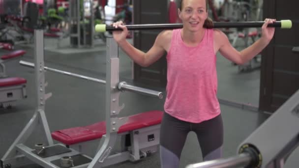 Una mujer se dedica al gimnasio . — Vídeos de Stock