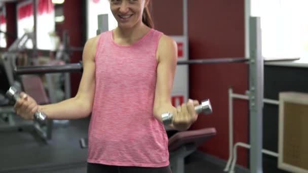 Frau schüttelt Hände im Fitnessstudio — Stockvideo