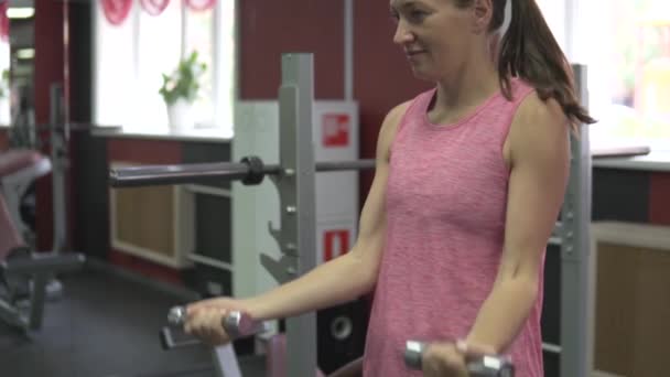 Frau schüttelt Hände im Fitnessstudio. — Stockvideo