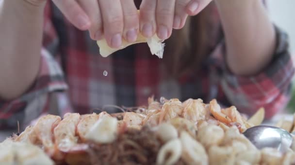 Femme main mouille une assiette de fruits de mer jus de citron . — Video