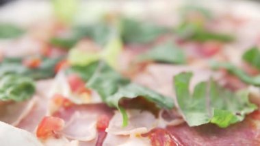 Jambon ile lezzetli pizza kafede masada