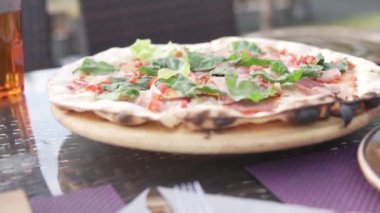 Jambon ile lezzetli pizza kafede masada