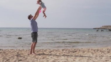Ağır çekim bir yakışıklı baba çok güzel kızı Hava atma