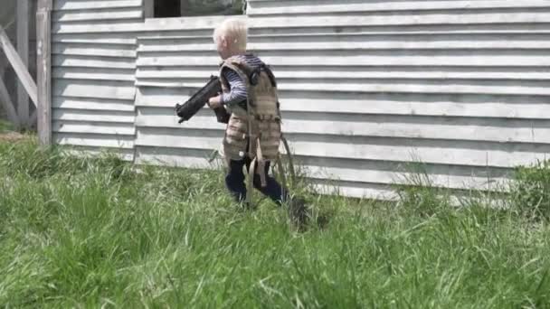 Blond chłopiec odgrywa Laser tag w przyrodzie — Wideo stockowe