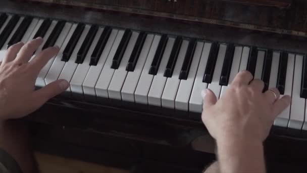 一个男人钢琴家弹钢琴. — 图库视频影像