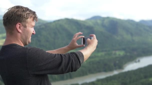 Touristen fotografieren die Sommerberge des Altai im Sommer — Stockvideo