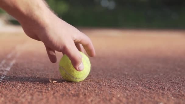 Tennis bana ligger på grus banan. — Stockvideo