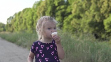 gün batımında parkta dondurma yiyen küçük kız