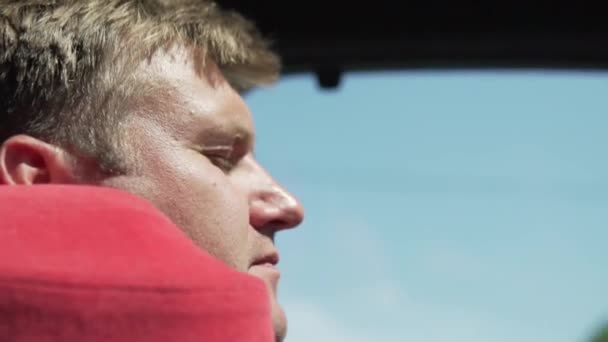 Egy ember alszik egy autóban egy utazó párna — Stock videók