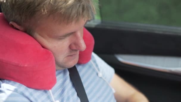 Уставший путешественник спит на заднем сиденье машины — стоковое видео
