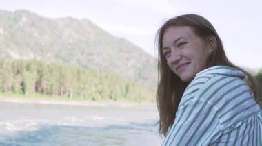 Yavaş çekim. Close. Güzel kadın sabah oturuyor