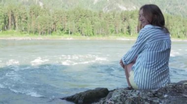 Close. Yavaş çekim. Güzel kadın i oturuyor