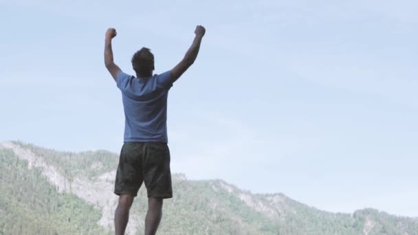慢动作。一个男人积极举起双手，喜欢爬山 — 图库视频影像