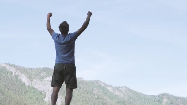 Au ralenti. Un homme lève activement les mains et aime grimper — Video