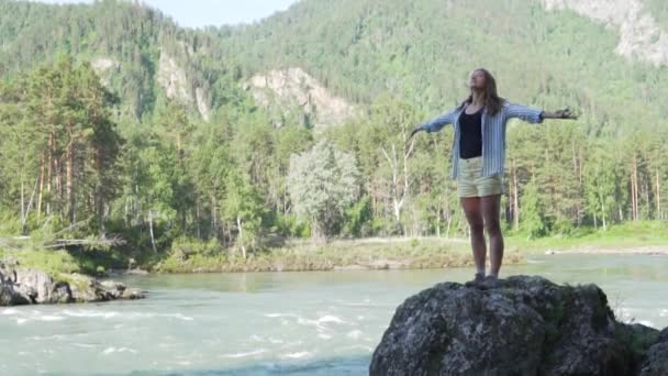 Mulher bonita relaxando nas montanhas — Vídeo de Stock