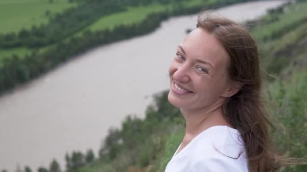 Close-up of a happy woman, she is looking at the camera and smiling — Stock Video