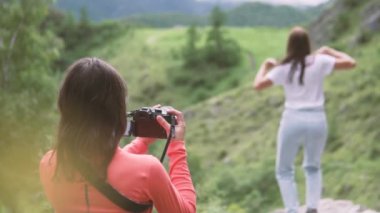 Bir fotoğrafçı dağ yürüyüşünden bir video alır
