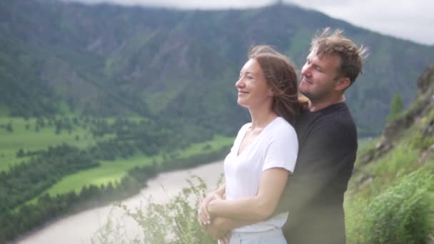 Paar verliefd op de top van de berg. — Stockvideo