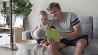Babam ve küçük kızı Skype'ı tabletten arıyorlar.