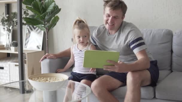 Feliz padre y la pequeña hija con la tableta dicen en skype . — Vídeo de stock