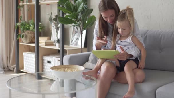 Anya és lánya Call Dad a tablettát reggel otthon — Stock videók