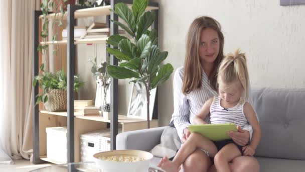 Familie skype morgens vom Tablet aus — Stockvideo