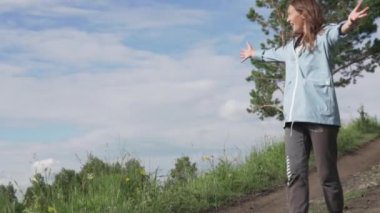 Yürüyüş yaparken güzel bir kadın, yürüdükten sonra hedefe varır.