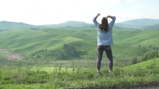 Frau kommt mit fantastischem Ausblick zum Aussichtspunkt — Stockvideo
